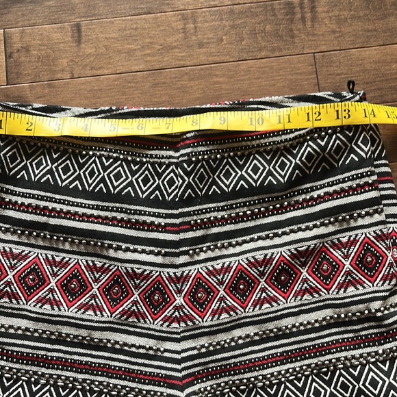 Adorable Aztec design H&M shorts size 8 - Picture 3 of 6